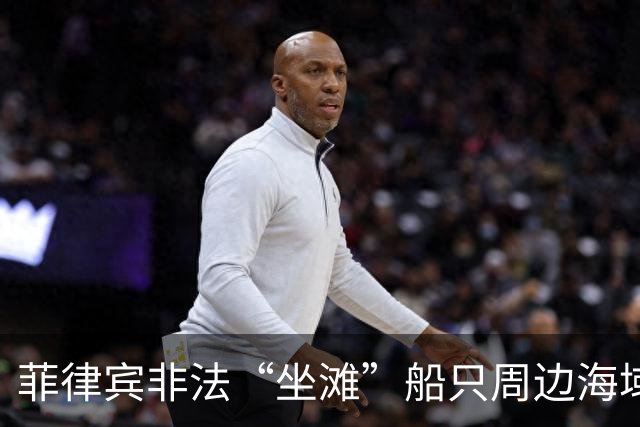 菲律宾非法“坐滩”船只周边海域出现大量垃圾，中国海警组织打捞